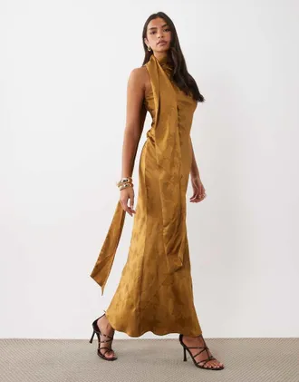 Pretty Lavish vestito maxi in jacquard satinato taglio sbieco con dettaglio foulard e drappeggio, floreale dorato-Oro