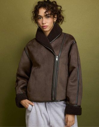 Stradivarius giacca reversibile in camoscio sintetico con collo sciallato marrone-Grigio