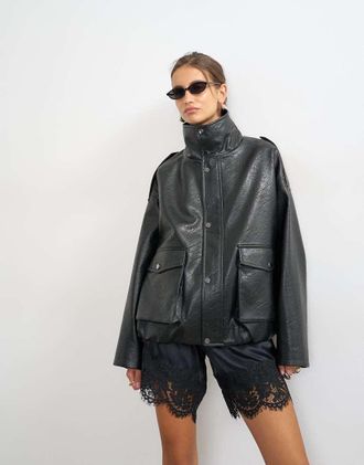 Topshop bomber in similpelle con collo alto e coulisse, nero
