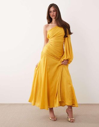 Asos Vestito al polpaccio monospalla drappeggiato in raso stropicciato color ocra con maniche a campana-Giallo