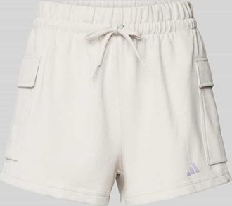 adidas Regular Fit Sweatshorts mit Logo-Stithing in Hellgrau, Größe S