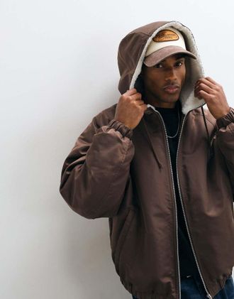 Asos bomber in nylon con bordo in pile borg sul cappuccio marrone
