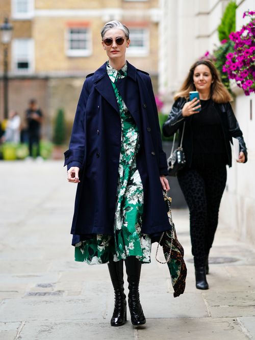 Streetstyle mit einem grünen Kleid und einem dunkelblauen Mantel.