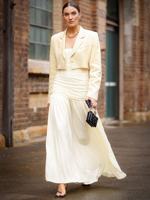 Model Holly Titheridge trägt ein cremeweiss Ensemble auf der Australian Fashion Week