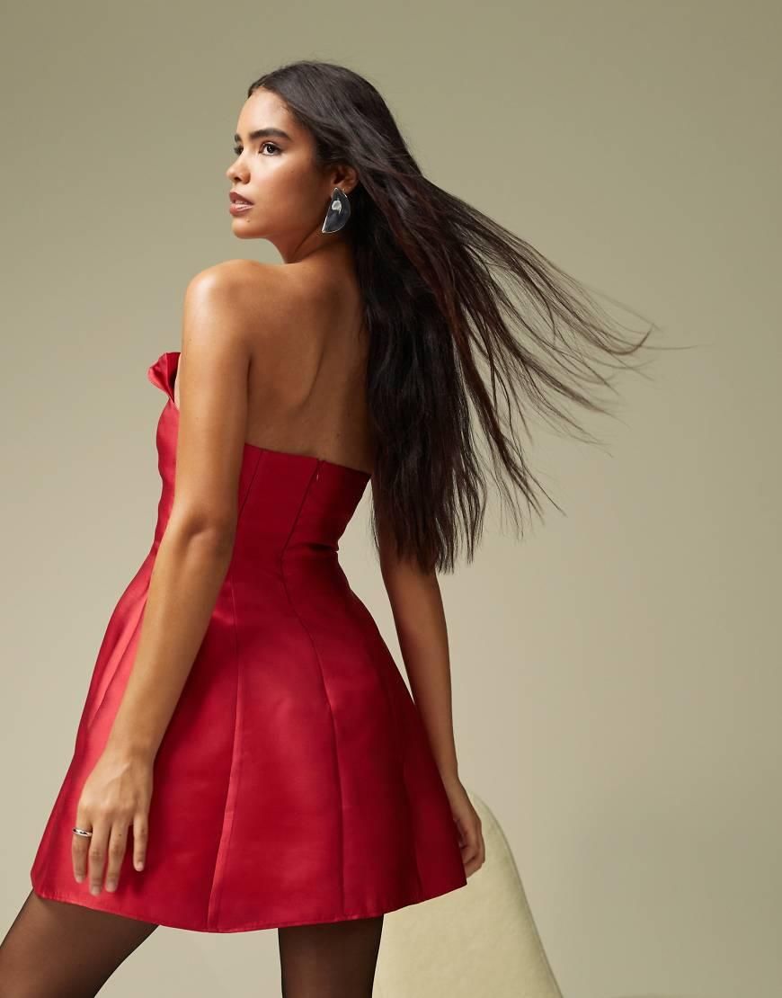 Asos Vestito corto strutturato a fascia rosso in raso con scollo a