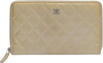 Chanel Pre-owned Wallets, female, Beige, Size: ONE SIZE Pre-owned Quilted Zip Around Wallet