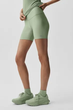 Alo | 5 Airlift Energy Short in Dune Grass, Size: Small