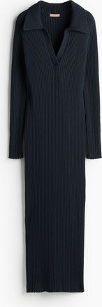 H&M Geripptes Strickkleid mit Kragen - Schwarz