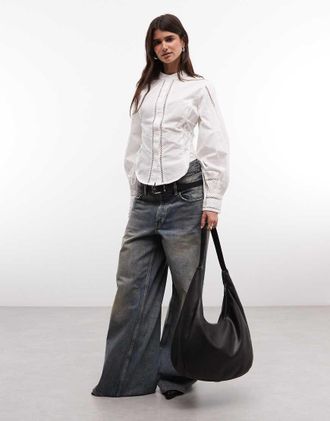 AllSaints Frances blusa in pizzo a maniche lunghe con collo alto finto e dettaglio corsetto laterale bianca-Bianco