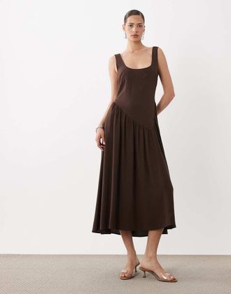 Asos Vestito lungo in misto lino color cioccolato con vita scesa-Marrone