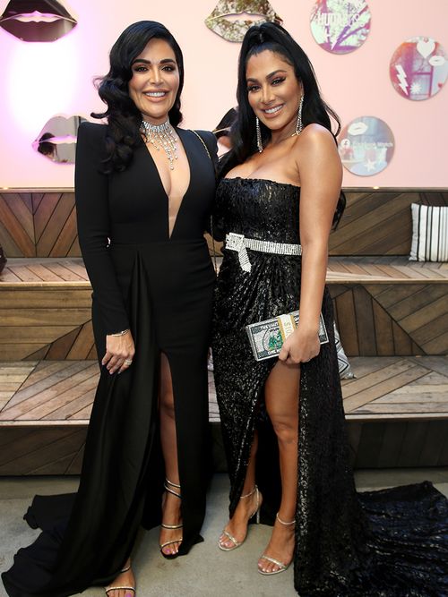 Huda und Mona Kattan in schwarzen Abendkleidern.