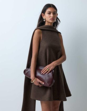 Asos vestito corto scampanato in tessuto spazzolato con scollo foulard, marrone cioccolato