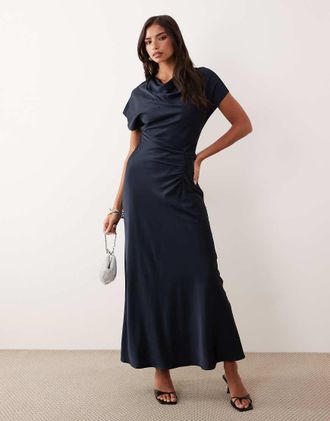 Forever New Vestito lungo accollato in raso blu navy con pieghe laterali e dettaglio sbieco