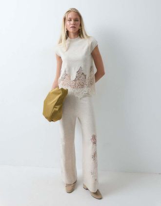 Asos co-ord pantaloni in maglia compatta con bordo in pizzo color oatmeal-Bianco