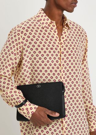 Valentino Garavani Vlogo Grained Leather Clutch - Black - One Size