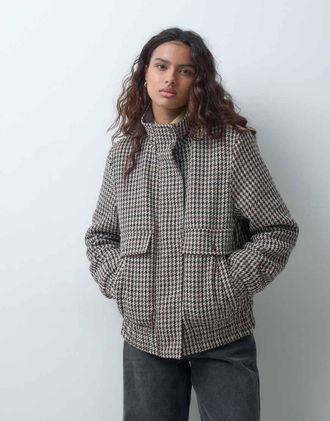 Vero Moda bomber corto con collo alto a quadri pied de poule color cioccolato-Marrone