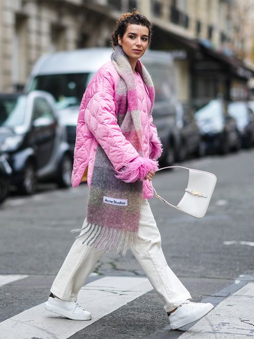 Streetstyle mit weißer Jeans und rosa Steppjacke.