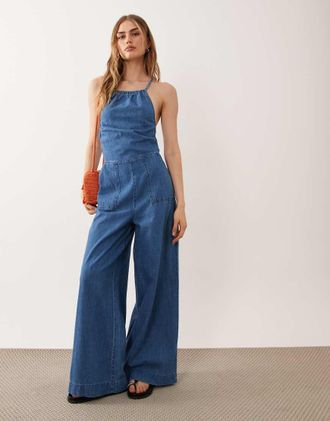 Asos Tuta jumpsuit di jeans allacciata al collo lavaggio medio con tasche applicate-Blu