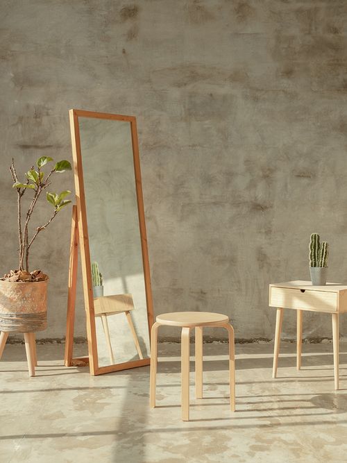 Ikea Hocker vor einem Standspiegel in einem grau gestrichenen Raum.