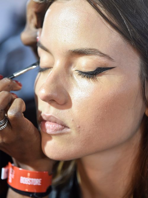 how to make your eyes look bigger, makeup trend 2019, eye makeup trend, graphic eyeliner, how to do winged liner