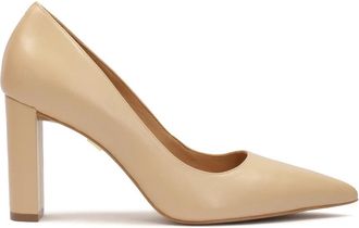 Kazar Beige pumps op een smalle paal. Dit product valt klein uit. - Dames - Pumps - Beige - 39 EU - Leer - Schoenen