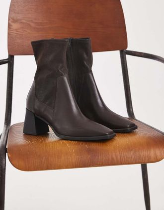 Vagabond Shoemakers Hedda stivaletti a calza con tacco in pelle color cioccolato-Marrone