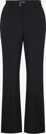 Vince Hose mit ausgestelltem Bein