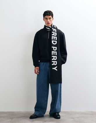 Fred Perry sciarpa con scritta in blu navy