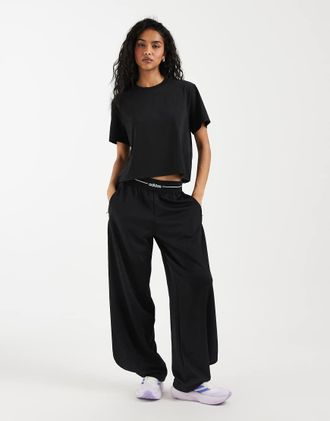 adidas adidas pantaloni jogger da training Hyperglam a gamba bombata con logo lineare neri-Nero