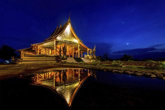 Queence Acrylglasbild »Am See« Asien Buddhismus Gebäude Himmel Kunst Fine Art-Print in Galeriequalität