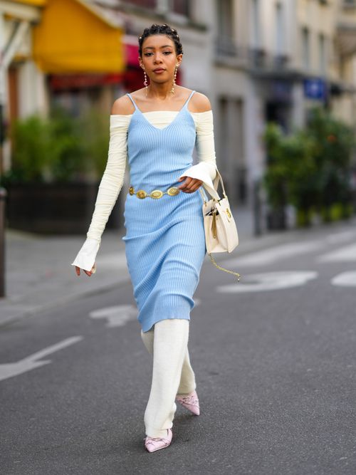 Street Style Look mit einem Strick Kleid über einer Sweat Pants in Paris