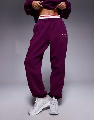 Nike Gym Life Swoosh - Joggers oversize bordeaux con dettaglio stile boxer e logo-Rosso