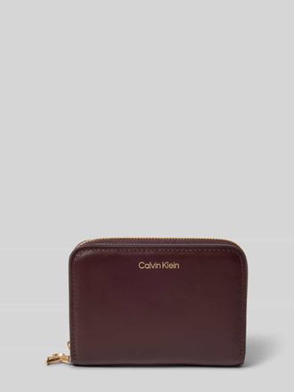 Calvin Klein Portemonnaie mit Logo-Print Modell Flap in Bordeaux, Gr&ouml;&szlig;e 1