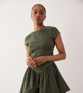 Asos Tall ASOS DESIGN Tall - Vestito corto senza maniche in velluto a coste verde oliva slavato con corsetto