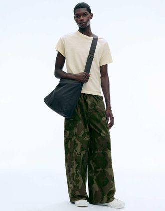 Weekday pantaloni cargo oversize con stampa mimetica-Verde
