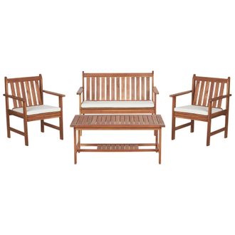 Beliani Conjunto De Jard&iacute;n Madera De Acacia Natural Clara Patio Sof&aacute; Sillones Mesa Con Cojines Blancos Muebles De Exterior Altidona