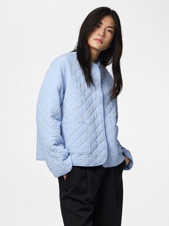 Pieces Kurzjacke PIECES PCRIKKE QUILTED JACKET NOOS, Damen, Gr. XXL, cashmere blau detail:cloud dancer, schwarz flower, Web, Obermaterial: 100% Viskose, gemu