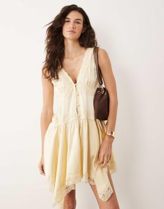 Miss Selfridge Vestito corto boh&eacute;mien in raso con inserto in pizzo e fondo a fazzoletto color latticello-Giallo