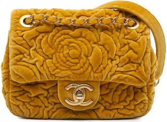 Chanel Borsa a tracolla squadrata Camellia mini in velluto goffrato con battente 2021-2024 - Giallo
