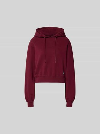 Rotate Cropped Hoodie mit Logo-Patch in Bordeaux, Gr&ouml;&szlig;e XS