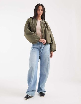 Asos Bomber in nylon kaki con fondo a palloncino taglio corto-Verde