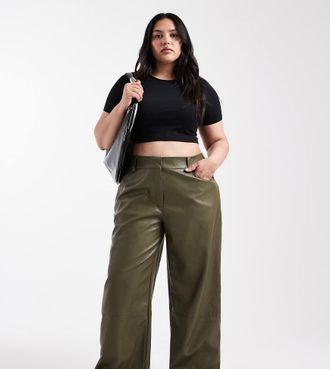 Asos Curve ASOS DESIGN Curve - Pantaloni a vita bassa taglio maschile in pelle sintetica color verde bosco