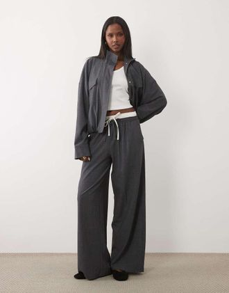 KAIIA Esclusiva Kaiia - Pantaloni a fondo ampio color antracite con doppia fascia in vita in coordinato-Grigio