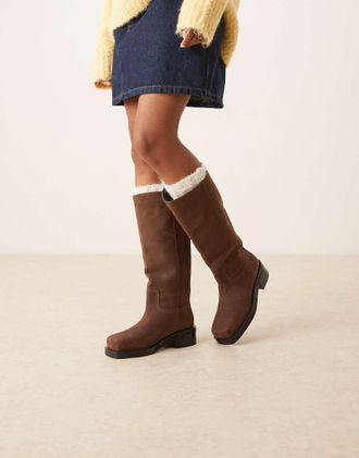 Asos Cynthia - Stivali trucker al ginocchio in pelle nabuk color cioccolato-Marrone