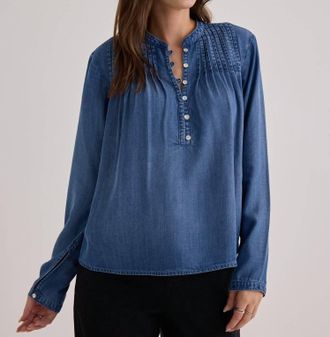 Bella Dahl Long Sleeve Pintuck Pullover Top In Skyline Spray