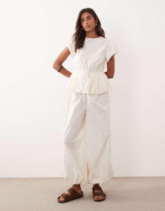 Asos Tuta jumpsuit color crema con peplo e gamba a palloncino-Bianco