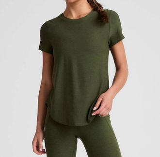Beyond Yoga Featherweight On The Down Low Tee In Army Green Heather