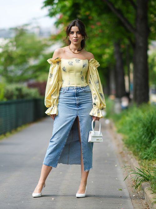 Gelbes Corsagentop zu einem Jeansrock.
