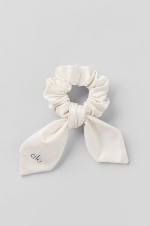 Alo | Airlift Rhythm Scrunchie in Ivory