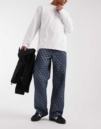 adidas Originals Jeans ampi color indaco con monogramma-Blu